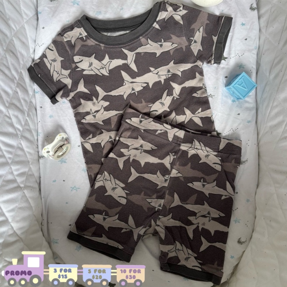 ⭒ 3T Old Navy Shark Print Baby Pajama Set Soft Sleepwear All Over Print Gray ⭒